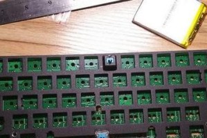 手工制作电脑键盘灯的完美教程（打造独一无二的个性键盘，让你的电脑焕发光彩）